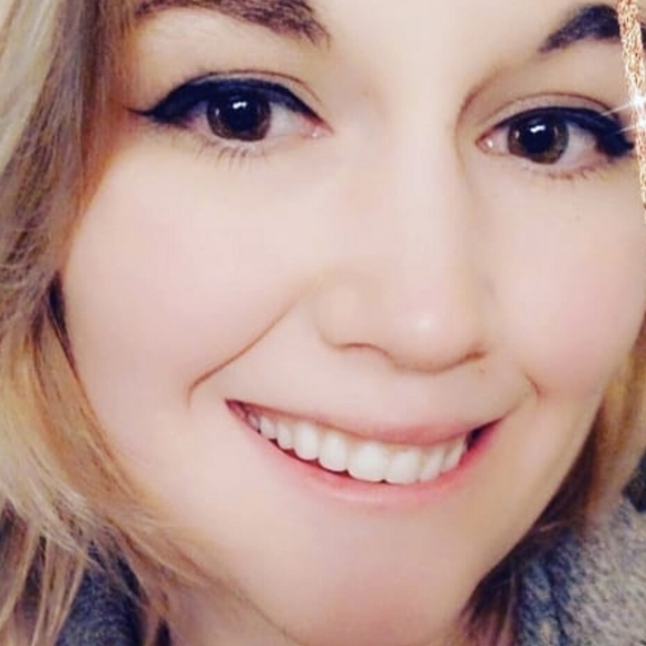 Meet your Posher, Danielle - Picture 2 of 3